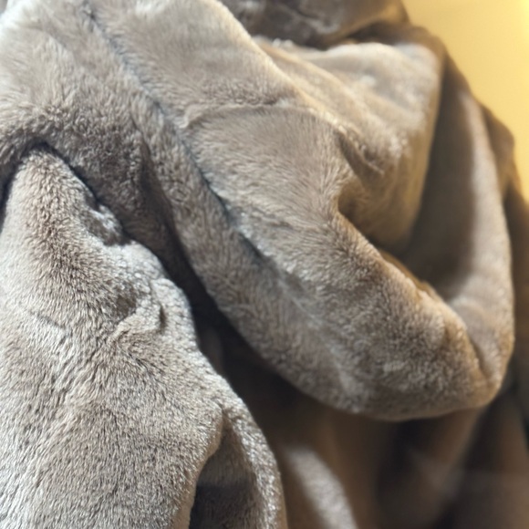 Cozy Alo yoga hooded  Faux Fur Jacket - Picture 8 of 9